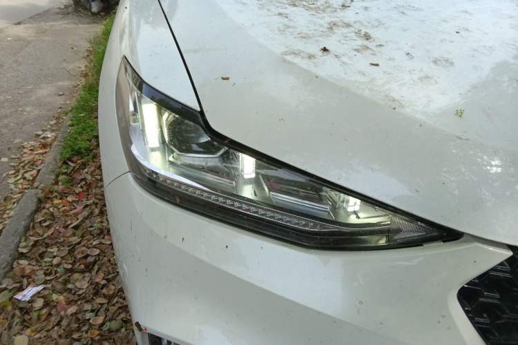 Used Wey VV6 2018 2.0T Two-Wheel-Drive Ultra-Luxury Version China V Standard Right Front Headlight