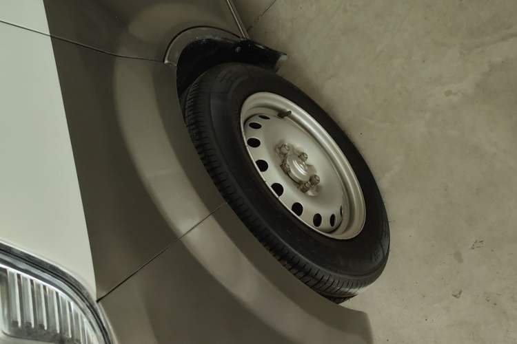 Used CHANGAN KUAYUE Xing V5 EV 2021 Luxury 6-Seater Passenger Bus with Lingdian System Left Front Wheel Hub