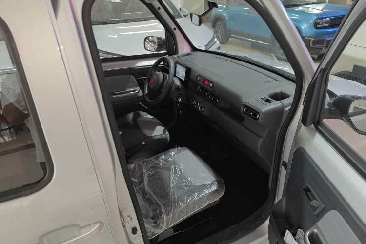 Used Wuling Zhiguang New Energy 2025 Model 305km Ambitious Edition Right Front Seat