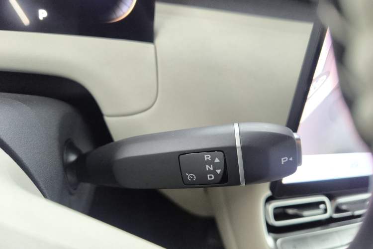 Used CHANGAN NEVO Q05 2026 Model 506 Max Gear Lever
