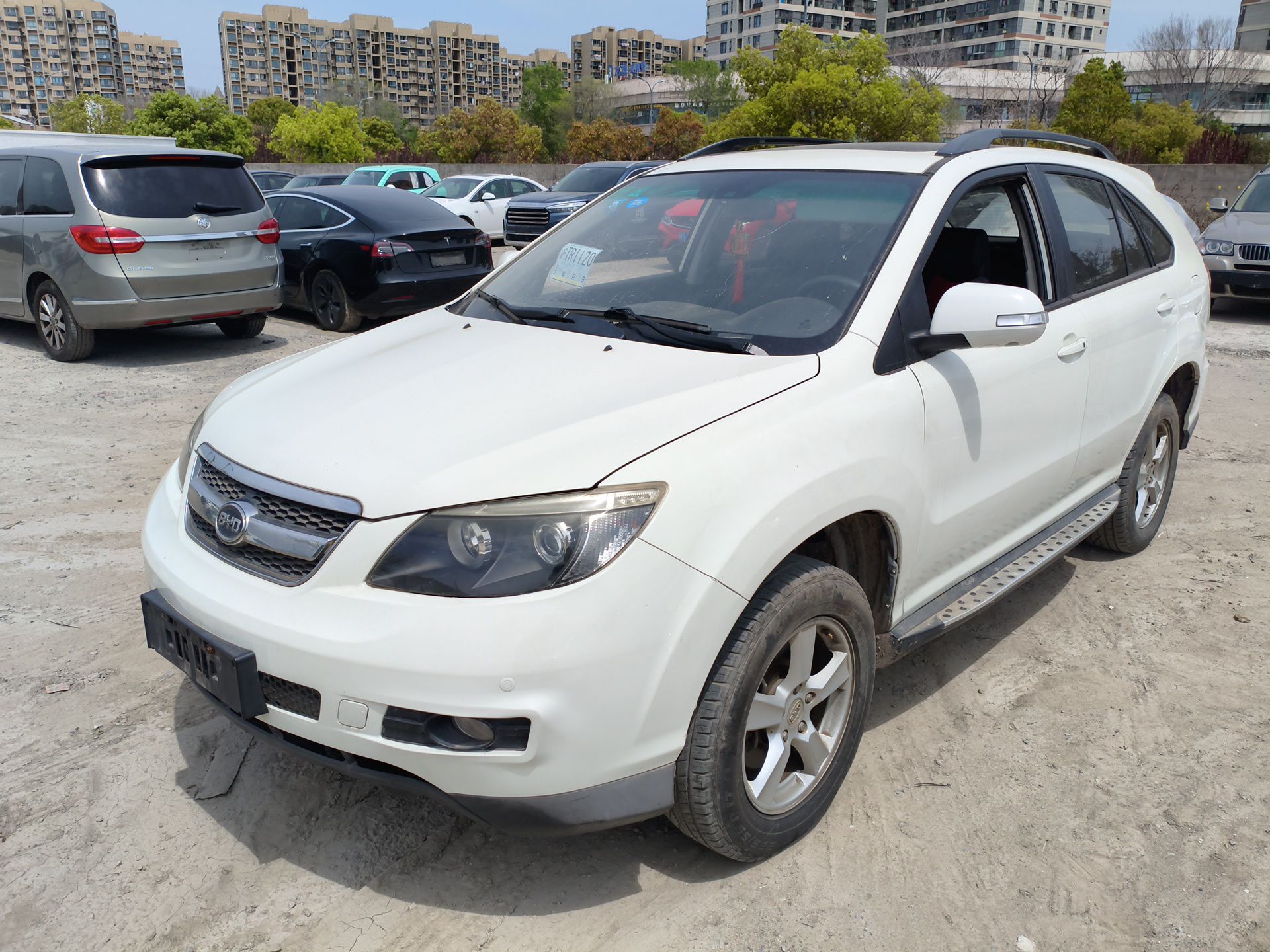 Под передней частью автомобиля