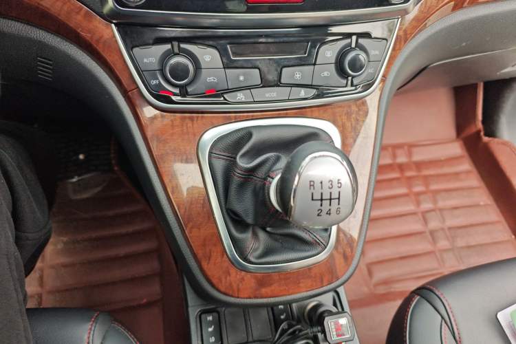 Used Haval H6 2015 Revised Version Sport Edition 1.5T Manual Transmission Two-Wheel Drive Elite Grade
