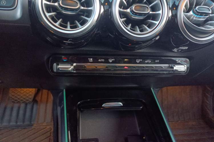 Used Mercedes-Benz GLB 2023 GLB 220 Sport Edition Audio And AC Panel