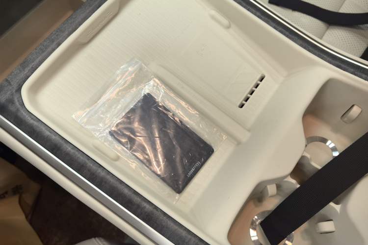 Used ONVO Luxeed L90 2025 Model—Max Six-Seater Version
