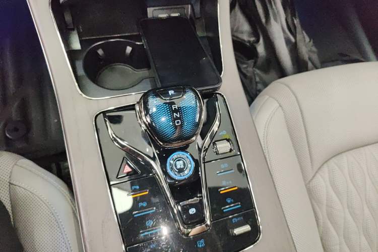 Used BYD Han 2025 DM-i Intelligent Driving Edition 125KM LiDAR Flagship Model Gear Lever