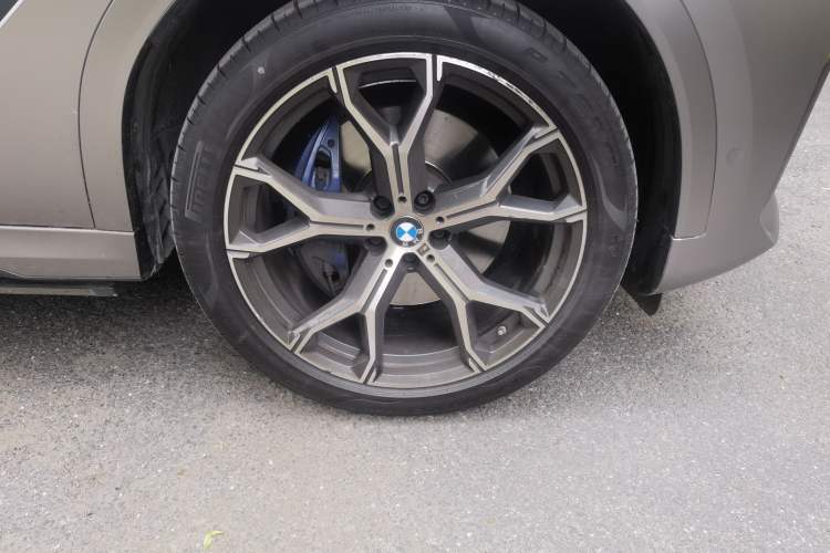 Used BMW X6 2021 Restyled xDrive40i Luxury Version M Sport Package Right Front Wheel Hub
