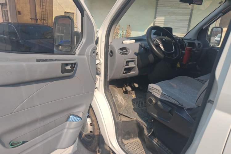 Used SAIC MAXUS Xintu V80 2023 2.0T Manual Classic Aoyuntong Short Wheelbase Ultra-Low Roof 5/6-Seater Driver Seat