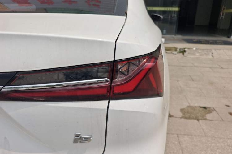 Used Roewe i5 2026 Model 1.5L Manual Comfort Version Right Rear Taillight