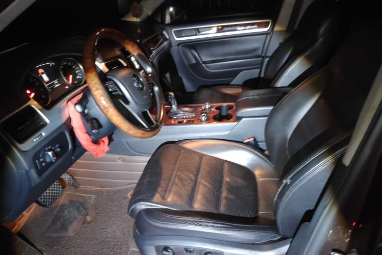 Used Volkswagen Touareg 2011 3.0 TSI High-End Version Left Front Seat