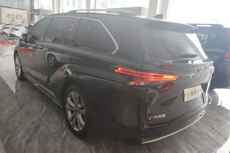Used Toyota Sienna 2023 2.5L Hybrid Platinum Edition
