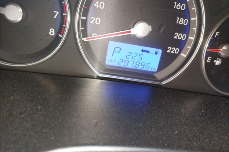 Used Hyundai Santa Fe Classic 2011 2.4 Comfort Edition 7-Seater Two-Wheel Drive Odometer Close Up