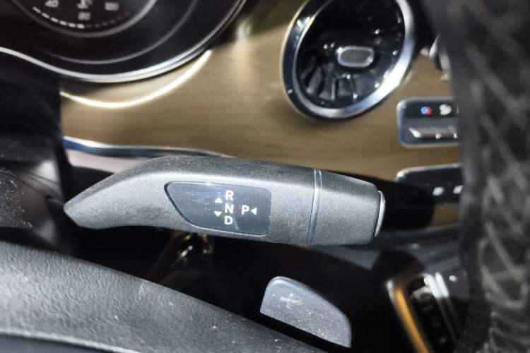 Used Mercedes-Benz V-Class 2022 V 260 L Long Wheelbase Prestige Edition Gear Lever