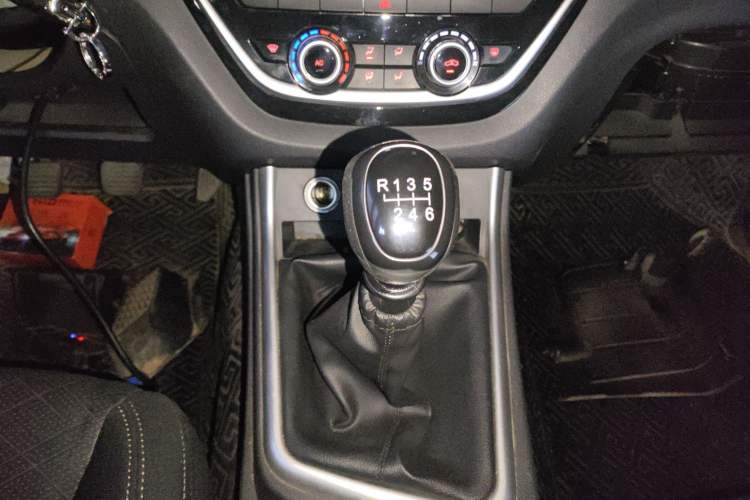 Used Isuzu JLM 2020 2.5T Two-Wheel Drive Diesel Leading-Edge Version JE4D25Q6A Meeting China VI Emission Standards