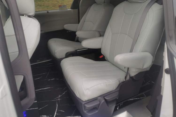 Used Toyota Sienna 2024 2.5L Hybrid Comfort Edition
