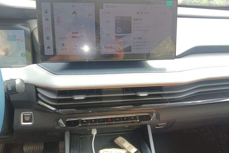 Used Livan 9 2023 470 km Leading Edition