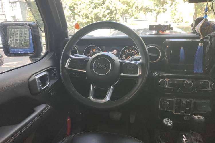 Used Jeep Wrangler 2019 2.0T Sahara Four-Door Version China VI Emission Standard Steering Wheel