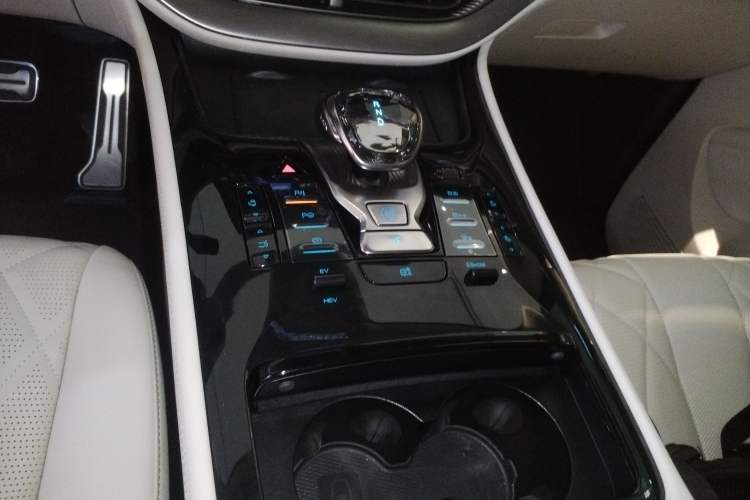 Used Denza D9 2025 DM-i Intelligent Drive 1020 Four-Wheel Drive Flagship Model
