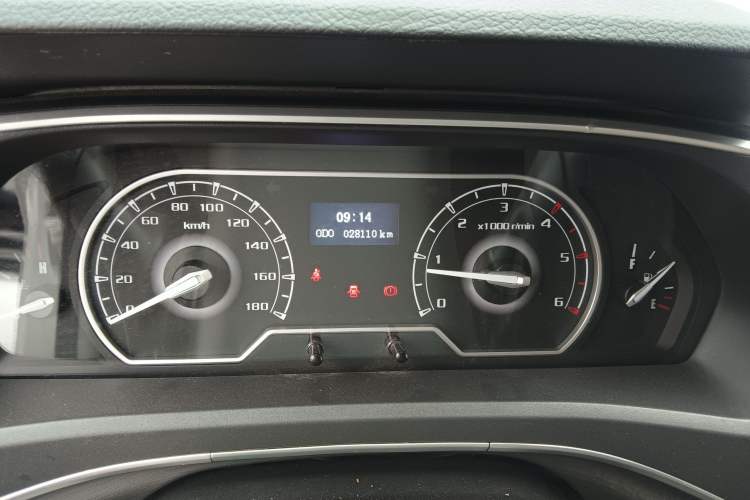 Used SAIC MAXUS Xintu V80 2023 2.0T Manual Classic Aoyuntong Short Wheelbase Ultra-Low Roof 5/6-Seater