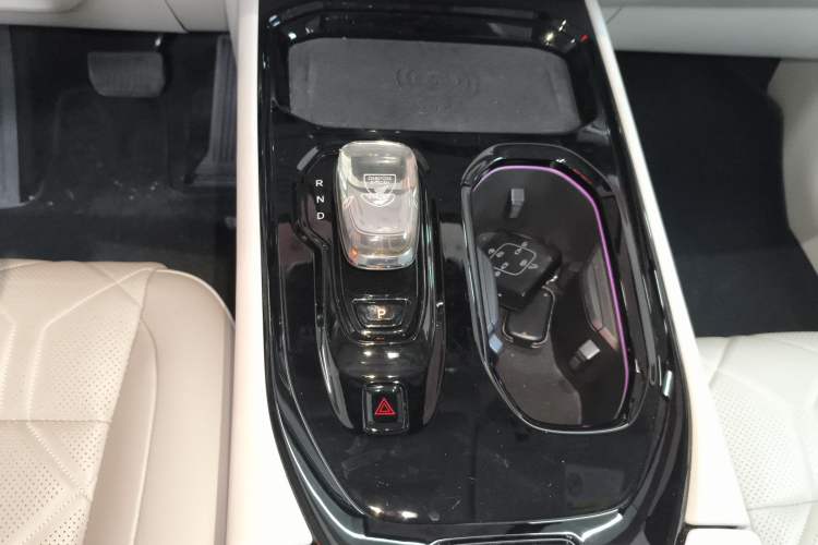 Used Volvo EM90 2025 Ultra Six-Seater