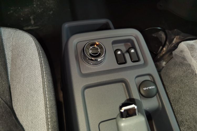 Used Wuling Yangguang 2024 300KM Comfort Version Passenger Van 75kW Gear Lever