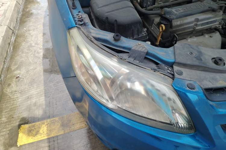 Used Chevrolet Sail 2013 Sedan 1.2L Manual Warm Edition Right Front Headlight