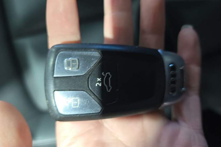 Used Audi Q5L 2018 40 TFSI Prestige Edition China VI Emission Standard Vehicle Key