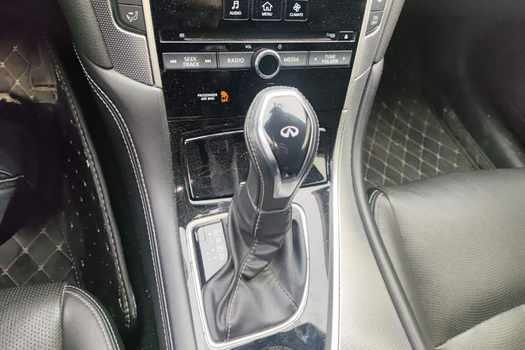 Used Infiniti Q50L 2018 2.0T Enjoyment Version China VI Standard Gear Lever