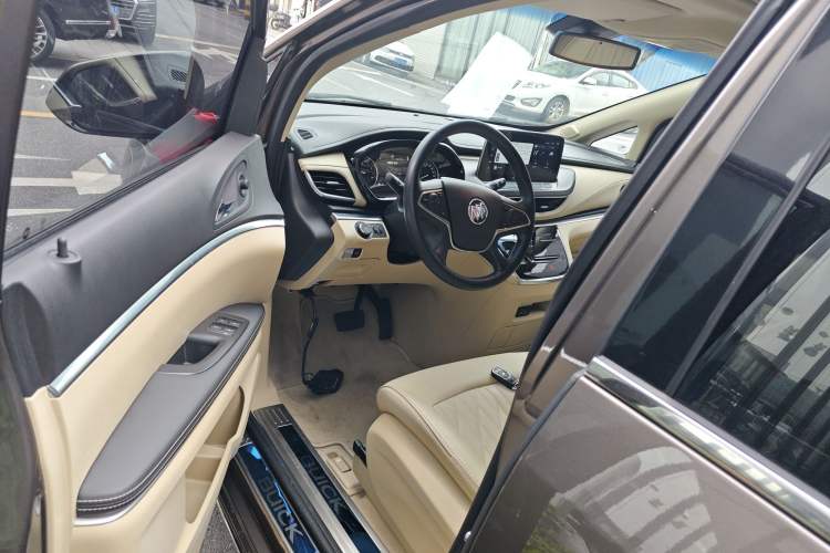 Used Buick GL8 2023 Facelifted Land Cruiser Executive Luxury Version Left Front Seat