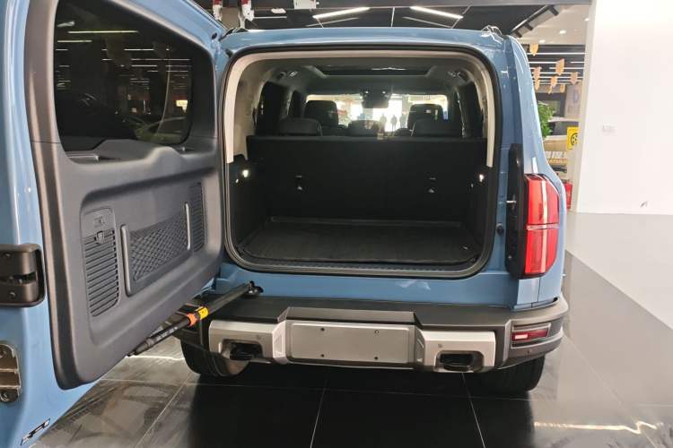 Used Formula Leopard 5 2023 Explore Edition
