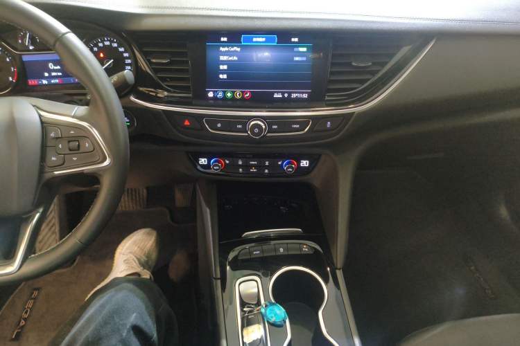 Used Buick Regal 2024 25T Deluxe Edition Audio And AC Panel