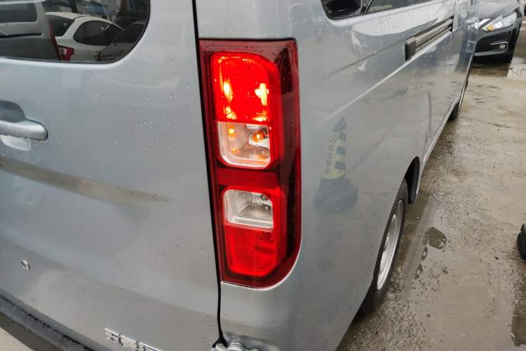 Used Wuling Yangguang 2024 300KM Comfort Version Passenger Van 75kW
