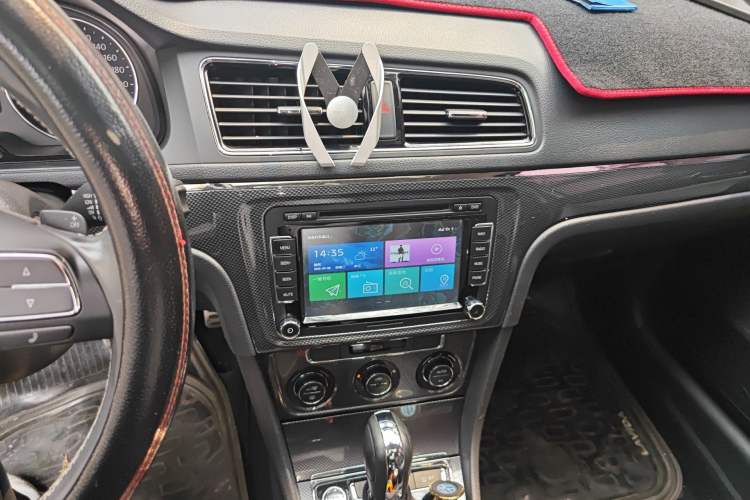 Used Volkswagen Cross Lavida 2014 1.6L Automatic Audio And AC Panel