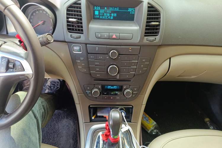 Used Buick Regal 2012 2.0L Luxury Edition Audio And AC Panel