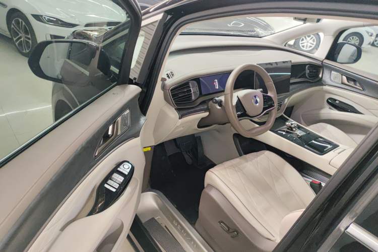 Used Denza D9 2023 DM-i 965 Luxury Model