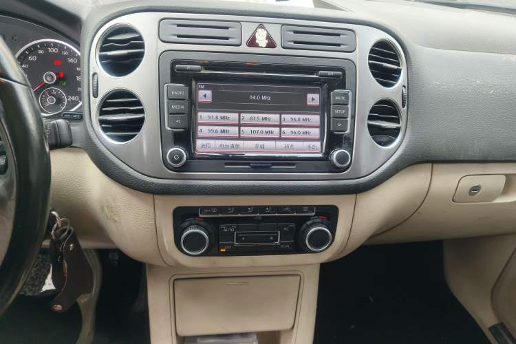 Used Volkswagen Tiguan 2010 1.8TSI Automatic All-Wheel-Drive Elite Edition Audio And AC Panel