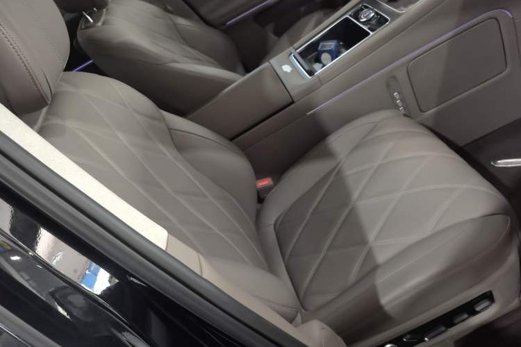 Used Hima AITO M9 2025 Extended-Range Ultra Version 52 kWh 6-Seater Right Front Seat