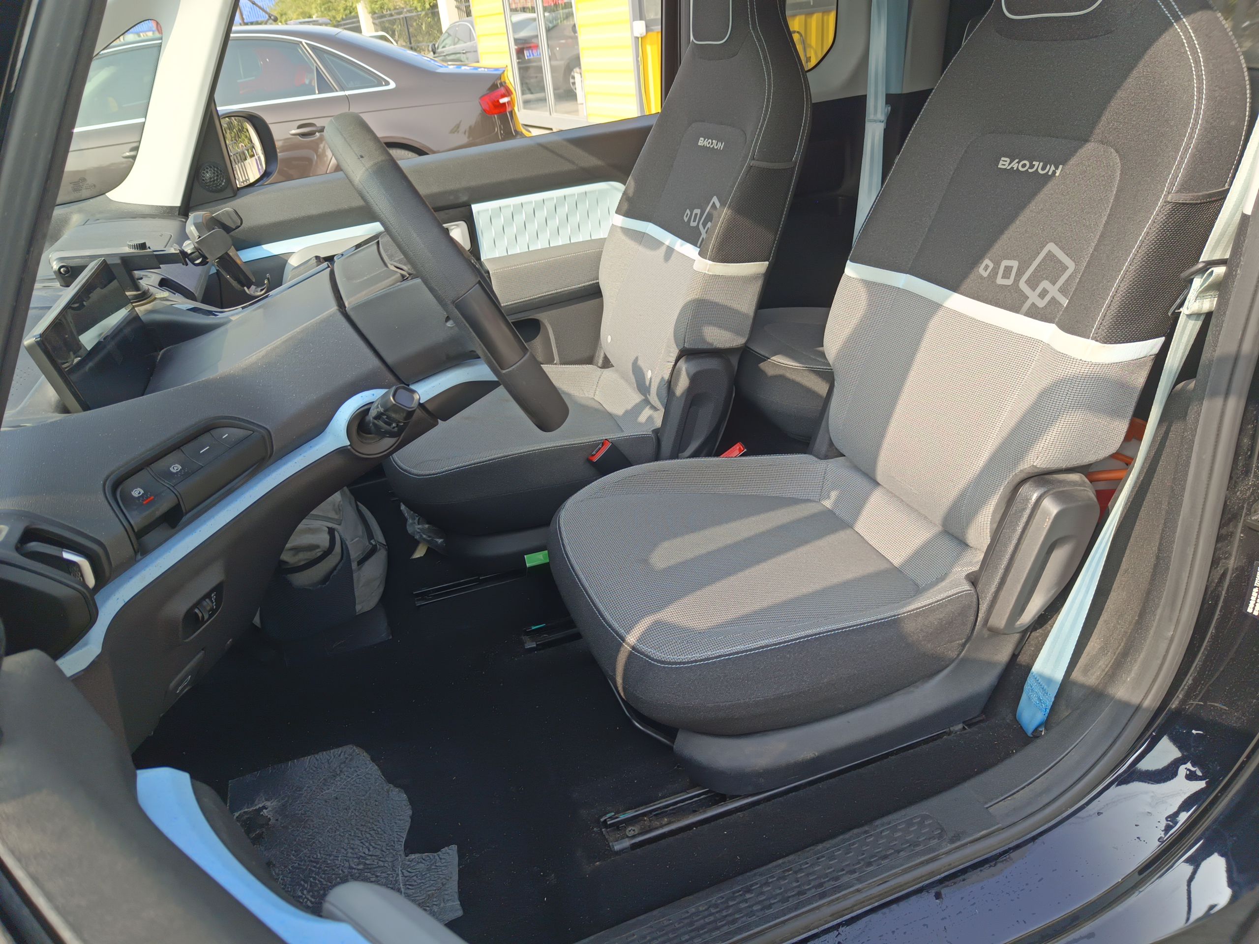 المقاعد الأمامية داخل السيارة