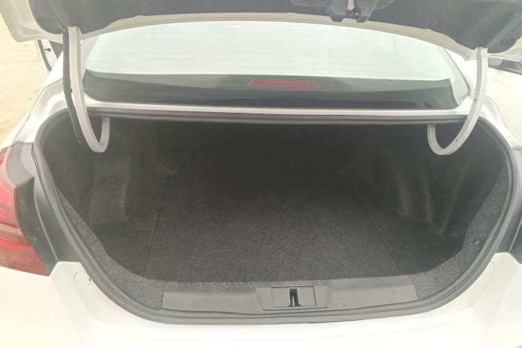 Used Geely Auto Emgrand 2019 Leading Edition 1.5L CVT Upward-Connected Model China VI Standard Trunk