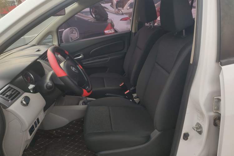 Used Venucia R50 2015 1.6L Automatic Fashion Edition
