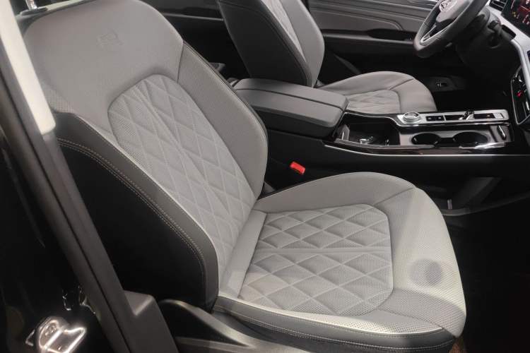 Used Volkswagen Tavendor 2024 380TSI All-Wheel Drive R-Line Blacklight Knight Edition Right Front Seat