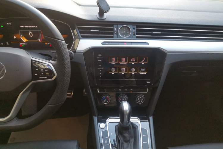 Used Volkswagen Magotan 2025 Zhongxiang Version 280TSI DSG Comfort Edition