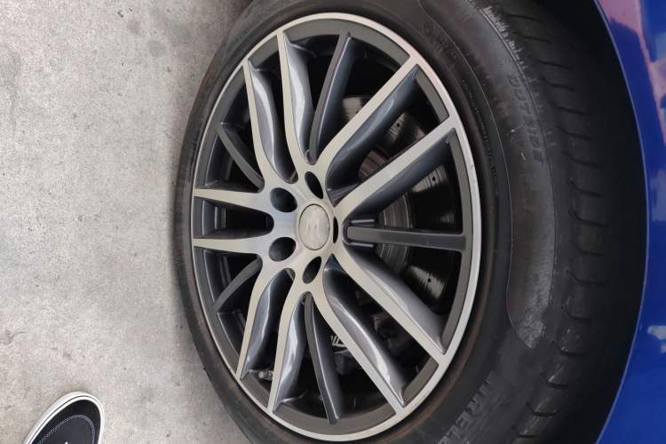 Used Maserati Ghibli 2014 3.0T Standard Edition Right Front Wheel Hub