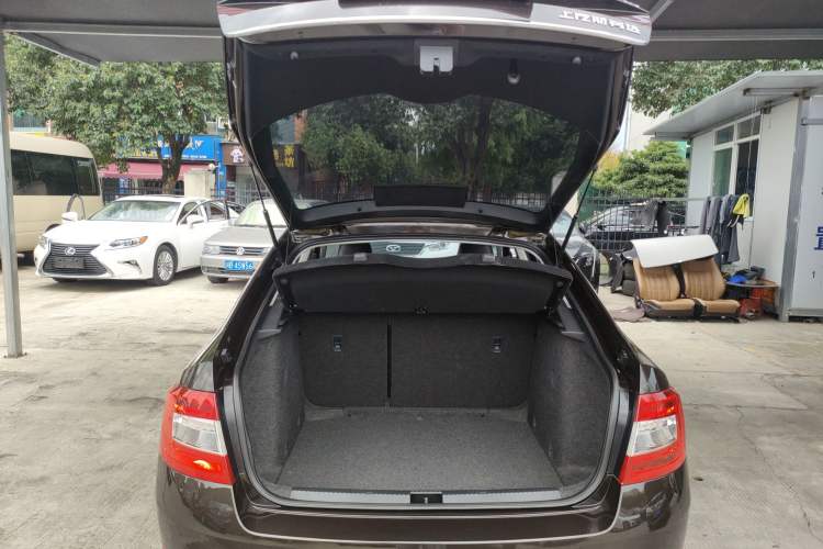 Used Skoda Octavia 2017 1.6L Automatic Smart Drive Edition Trunk