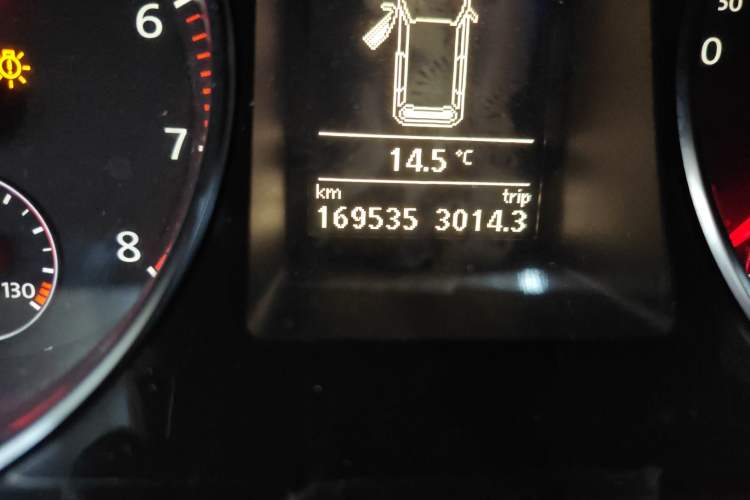 Used Volkswagen Magotan 2012 Travel Edition 2.0 TSI Comfort Version Odometer Close Up