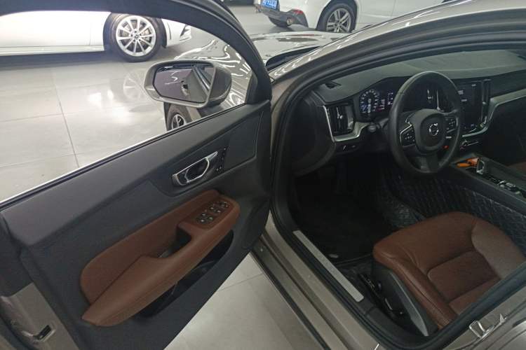 Used Volvo S60 2022 B4 Zhiyi Luxury Edition

