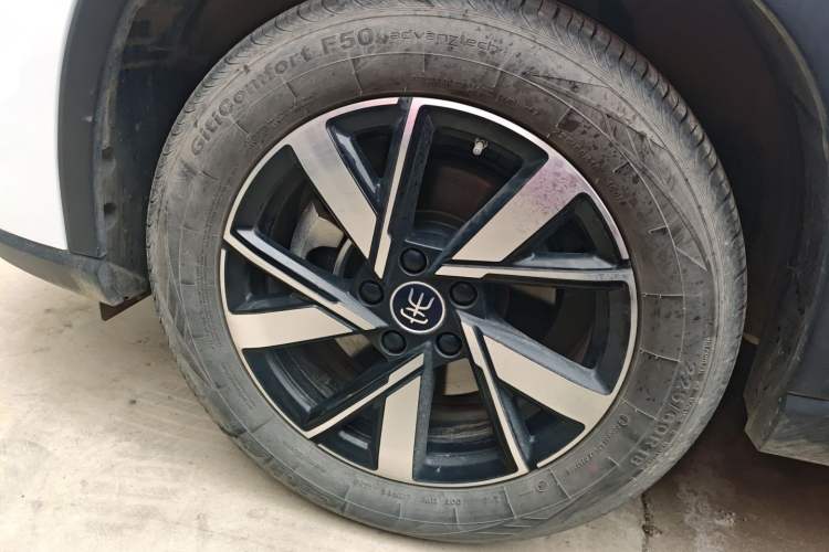 Used BYD Song Pro New Energy 2024 HONOR Edition DM-i 71KM Beyond Model Left Front Wheel Hub