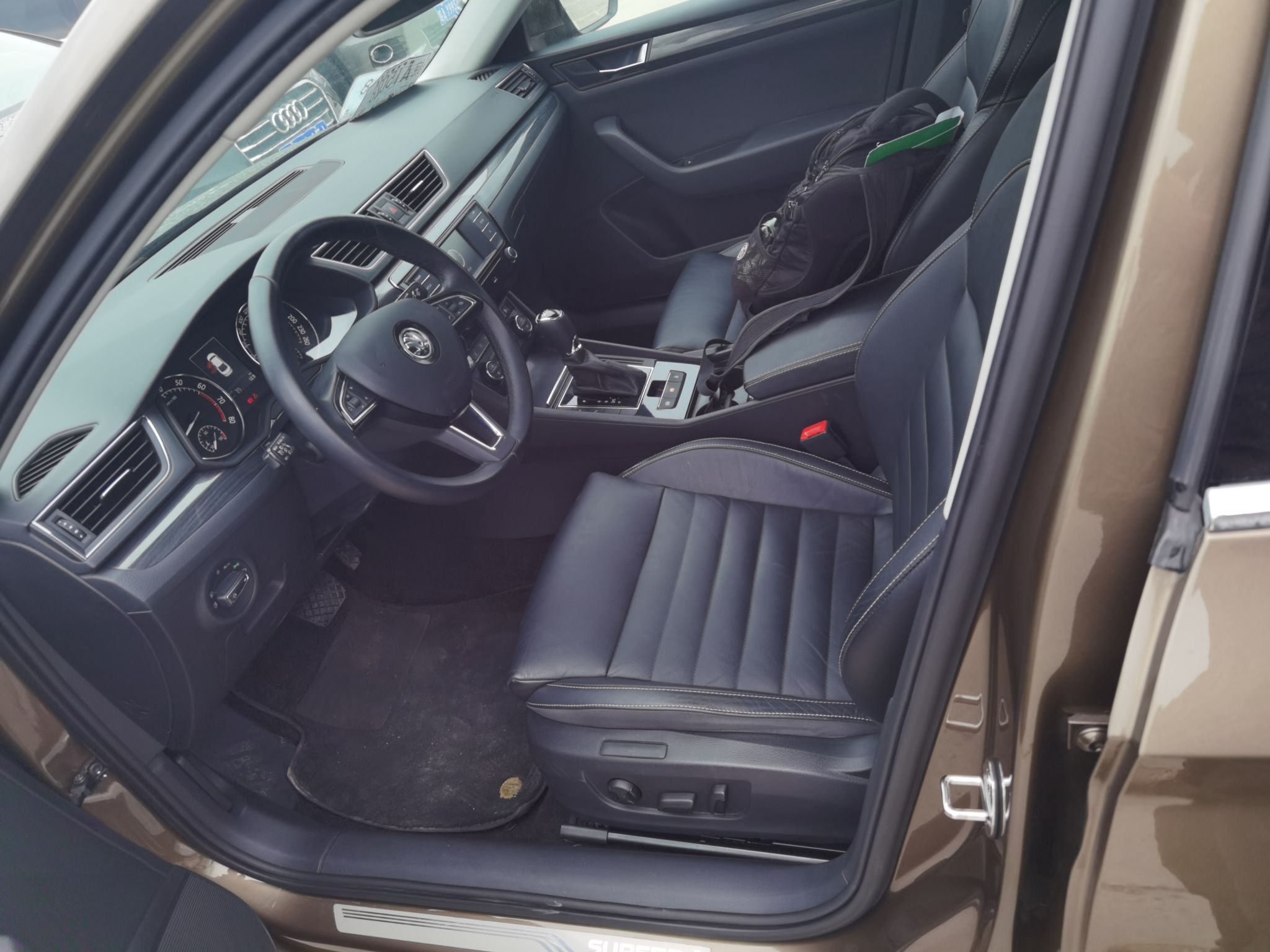 Переднее сиденье в автомобиле