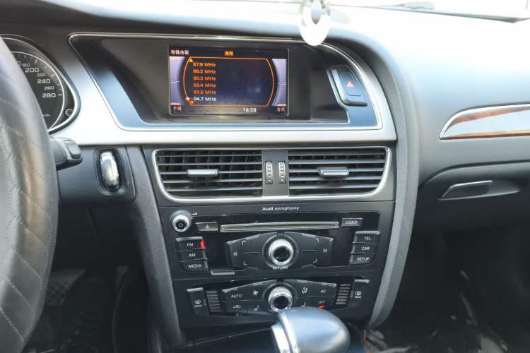 Used Audi A4L 2013 35 TFSI Automatic Comfort Model Audio And AC Panel