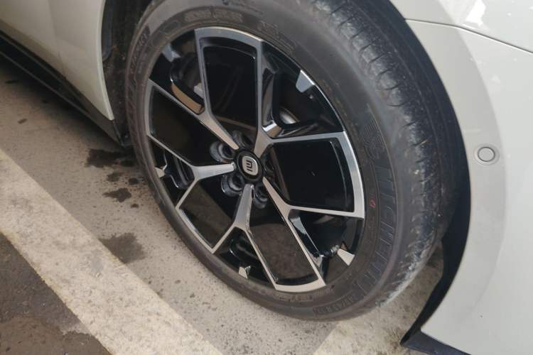 Used Xiaomi Auto SU7 2024 Rear-Drive Ultra-Long Range Advanced Pro-Level Intelligent Driving Version Right Front Wheel Hub