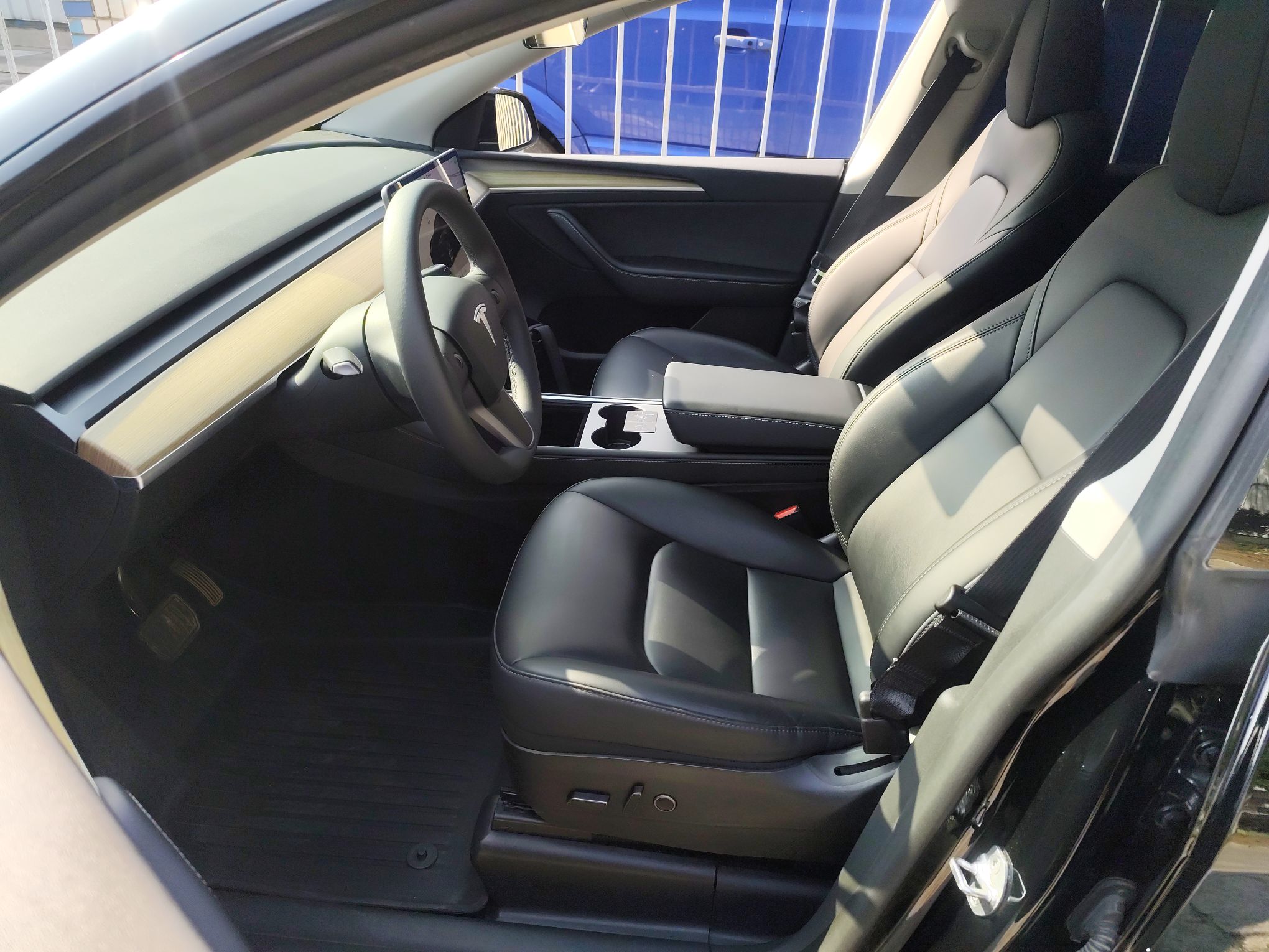 المقاعد الأمامية داخل السيارة